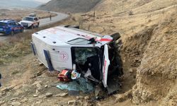 Devrilen ambulansta 3 sağlık çalışanı yaralandı