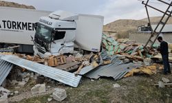 Bitlis'te tavuk eti yüklü tır devrildi: Sürücü yaralandı, koliler etrafa saçıldı