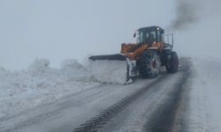 Türkiye’nin En Yüksek Geçidi Karabet’te Karla Mücadele Sürüyor