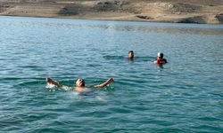 Siirt’te Doğaseverlerden Aralık Ortasında Botan’da Soğuk Su Keyfi
