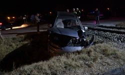 Hemzemin Geçitte Tren Otomobile Çarptı: 5 Yaralı