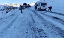 Siirt'te yolcu minibüsü yan yattı