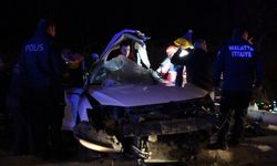 Trambüs direğine çarpan otomobil hurdaya döndü: 1’i ağır 2 yaralı