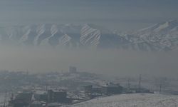 Yüksekova sis altında kaldı, ortaya kartpostallık manzaralar çıktı