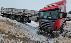 Bitlis'te briket yüklü tır devrildi: 1 yaralı
