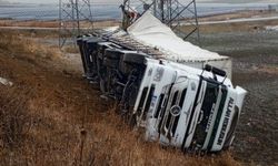 Muş’ta virajı alamayan tır şarampole yuvarlandı