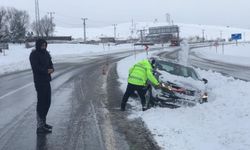 Bitlis'in Zorlu Kış Şartlarında Polislerden Örnek Müdahale