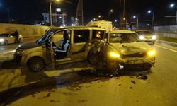 İki Araç Hurdaya Döndü, Sürücüler Sağ Kurtuldu