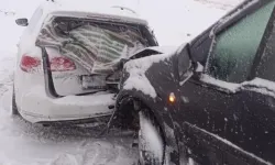 Karlı Yolda Kayan Araçlar Çarpıştı: 1 Yaralı