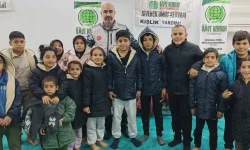 Umut Kervanı Kışlık Mont Dağıtarak Yüzlerce Çocuğu Sevindirdi