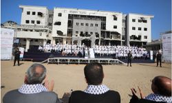 Enkazın ortasında mezuniyet: El-Şifa’da doktorlara diploma