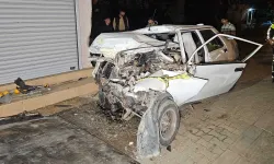 Çocuk sürücünün kullandığı otomobil, kamyonete ve duvara çarptı: 1 ölü, 1 yaralı