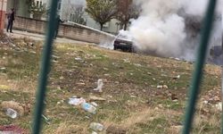 Siirt’te sağlık lojmanlarında araç alev alev yandı