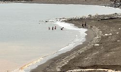 Bitlis’te aynı gün dört mevsim: Bir yanda kar, bir yanda su keyfi