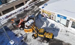 Bitlis’te Biriken Kar Yığınları Kamyonlarla Kent Merkezinin Dışına Taşınıyor