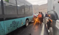 Kaza nedeniyle duran otobüse çarpan otomobil alev aldı