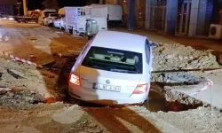 Altyapı Çalışması Yapılan Sokaktaki Çukura Otomobil Düştü
