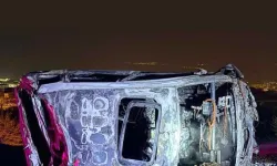 Bariyerlere çarpıp alev alan otomobilin sürücüsü öldü