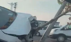 Kontrolden çıkan otomobil refüje çarptı: 2 yaralı