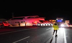 Yat yüklü tır yolu kapattı, sürücüler şaşkınlık yaşadı