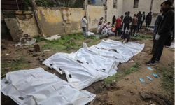 Gazze’de geçici mezarlıklardaki şehitler resmi mezarlıklara taşınıyor