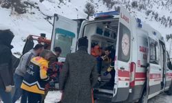 Karla kapalı yol 6 saat sonra açıldı, 63 yaşındaki hasta tedavi için hastaneye ulaştırıldı