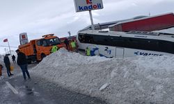 Kar yağışı kazaya neden oldu: Yolcu otobüsü direğe çarptı