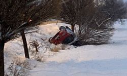 Kaygan yolda otomobil şarampole devrildi