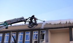 Tehlike Oluşturan Buz Sarkıtları İtfaiye Ekiplerince Temizlendi