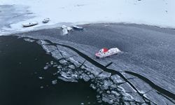 Nazik Gölü Kısmen Dondu, Balıkçı Tekneleri Buzlar Arasında Kaldı