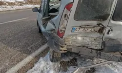 Otomobil ile Kamyonet Çarpıştı: 2 Kişi Yaralandı