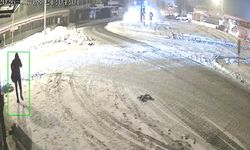 Buzlanma Kazaya Neden Oldu: Tır KGYS Direğine Çarptı, 1 Yaralı