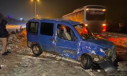 Hafif Ticari Araç Direğe Çarpıp Karşı Şeride Geçti: 4 Yaralı