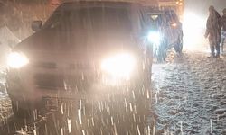 Çığ yolu kapattı: Çok sayıda araç mahsur kaldı