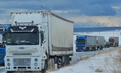 Adilcevaz’da kar ve buzlanma trafiği felç etti: Onlarca araç yolda kaldı