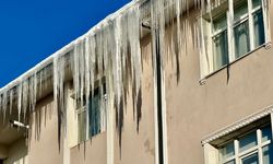 Çatıları saran dev buz sarkıtları tehlike oluşturuyor