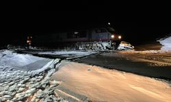 Yük treni otomobile çarptı: 1 kişi yaralandı