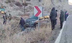 Buzlanan yolda kayan otomobil araziye uçtu