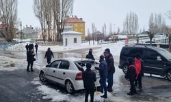 Muş’ta Çatıdan Düşen Kar Otomobile Zarar Verdi