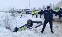 Polis Aracı Şarampole Yuvarlandı: 2 Polis Yaralı