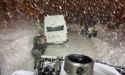 Kar ve tipide mahsur kalan minibüs kurtarıldı