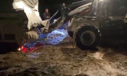 Kara Saplanan Kamyon Belediyenin Müdahalesiyle Kurtarıldı