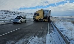 Adilcevaz’da karpuz yüklü tır bariyerlere çarptı: 1 yaralı