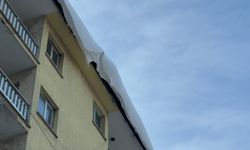 Tatvan’da çatılardaki kar ve buz kütleleri tehlike saçıyor