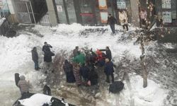 Çatıdan Kadının Üzerine Düşen Kar Kütlesi Düştü: Hayatını Kaybetti