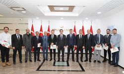Bitlis Valisi Karakaya, Bölge Müdürlerine Başarı Belgesi Takdim Etti