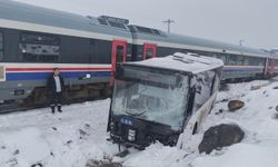 Tren ile Belediye Otobüsü Çarpıştı: Facianın Eşiğinden Dönüldü