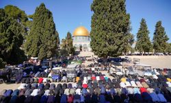Mescid-i Aksa’da 60 bin kişi Cuma namazı kıldı