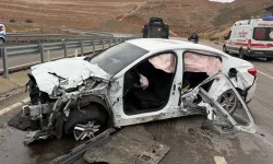 Bariyerlere çarpan otomobilde 5 kişi yaralandı