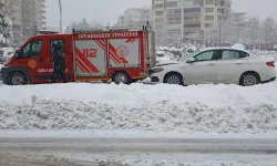 Kaygan yol kazaya neden oldu: Otomobil itfaiye aracına çarptı